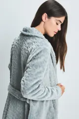 Bata gris con estampado de flores y animales, con cuello esmoquin, lazo para ajustar en la cintura y bolsillos laterales.