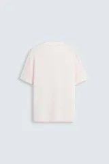 Camiseta marrón de punto, corte regular, cuello redondo y manga corta con terminaciones en rib.