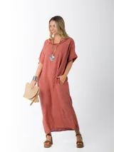 Vestido largo color ladrillo, de lino, corte amplio, mangas cortas, cuello bote y bolsillos laterales.