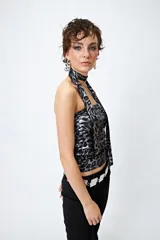 Top strapless color beige con estampado animal print metalizado y pañuelo a tono que se ata al cuello.