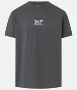 Remera de mangas cortas color gris oscuro, confeccionada en algodón, con cuello redondo y estampa frontal de montañas y texto "Alive Outside Environment".