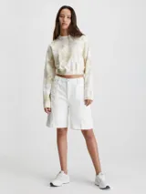 Buzo corto de algodón color blanco con estampado tie dye en tonos beige, cuello redondo, mangas largas, bajo elástico y parche con el monograma de Calvin Klein en el pecho.
