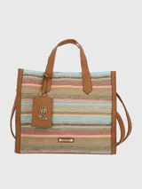 Bolso tipo shopper de paja con rayas horizontales de colores y detalles en cuero color marrón. Tiene doble asa de mano y correa larga desmontable.
