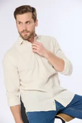 Camisa blanca de lino a rayas celestes, de manga larga, cuello mao y corte slim fit.