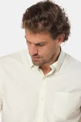 Camisa de hombre color azul marino, de manga corta, con cuello clásico, cierre frontal con botones y bolsillo en el pecho.