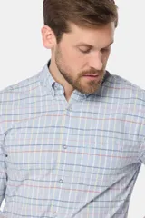 Camisa de manga larga a cuadros celestes, azules, amarillos y naranjas, con fit regular y logo bordado.
