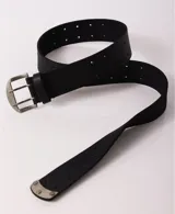 Cinturón negro de cuero con hebilla metálica plateada y múltiples agujeros a lo largo de la correa.