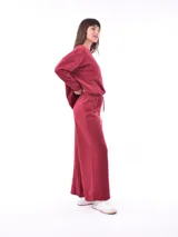 Pantalón de jogging color bordó, de corte ancho y cintura elastizada con cordón ajustable.