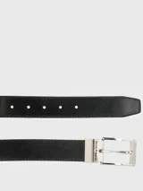 Cinturón de cuero negro con interior marrón, hebilla metálica plateada con el logo de Hush Puppies grabado.