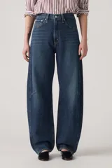 Pantalón de jean azul oscuro, de corte amplio y tiro alto.