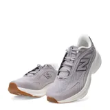 Championes New Balance modelo Ctlyst, color gris lavanda, con logo "N" en azul oscuro. Presentan una capellada de malla transpirable y una suela gruesa de espuma blanca con detalles de goma color caramelo en la puntera y el talón.