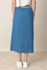 Pollera midi de jean azul, corte recto con tajo frontal, cintura elastizada con cinto y bolsillos laterales.