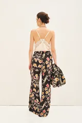Pantalón de seda con viscosa, estampado con motivos geométricos en tonos marrones, beige y rojo. De calce recto y fluido, con cintura elastizada.