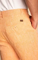 Short color durazno de lino orgánico, con bolsillos delanteros y traseros.