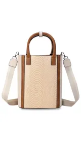 Matera color beige con estampado símil piel de serpiente, con detalles en cuero marrón y correa larga desmontable.