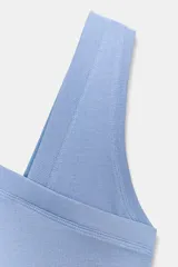 Camiseta negra de tejido rib, corte ajustado (slim fit), con escote cruzado en pico y tirantes anchos.