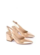 Zapatos de cuero metalizado color dorado, con punta fina y talón descubierto. Tienen una tira fina con hebilla ajustable en el tobillo y un tacón geométrico de 7 cm.