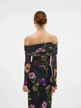 Top ajustado de mangas largas, con hombros descubiertos y estampado floral.