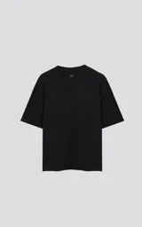 Remerón negro de corte extra oversize con hombros caídos, cuello redondo y doble costura.
