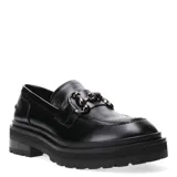 Mocasín negro con hebilla decorativa y suela elevada.