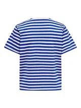 Camiseta de manga corta a rayas horizontales azules y blancas con cuello redondo.