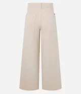 Pantalón marrón de jeans, corte wide leg cropped, con cintura media, trabillas, cierre con botón y cremallera, y bolsillos traseros.