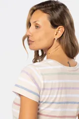 Remera de manga corta con rayas horizontales en azul marino, blanco, rosa y verde.