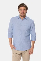 Camisa de manga larga, color celeste con finas rayas blancas, confeccionada en una mezcla de lino y algodón. Presenta un corte slim fit y no tiene bolsillo.