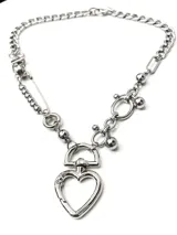 Collar de acero quirúrgico plateado con dije de corazón.