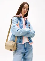 Riñonera Tommy Jeans color beige con logo de la marca en el frente.