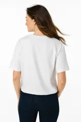 Remera blanca de algodón, manga corta y cuello redondo.