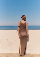 Vestido largo de crochet color marrón, sin mangas y cuello redondo.