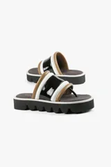 Sandalia con base alta, capellada ancha con acabado brillante y estructura acolchada. Suela dentada.