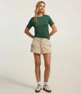 Blusa de viscosa color verde, con cuello redondo y manga corta con detalle plegado.