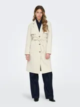 Trench color crema con cuello solapa, cierre con botones y cinturón.