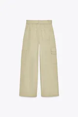 Pantalón cargo color beige de tiro alto con trabillas, bolsillos laterales y de vivo en espalda y pierna. Incluye cinturón lazada en el mismo tejido.