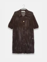 Camisa larga negra de punto calado con cuello camisero, manga tres cuartos y cierre frontal con botones.