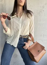 Camisa color manteca con bordado tipo broderie en el frente y mangas 3/4.
