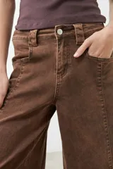 Pantalón jean culotte color chocolate, de tiro alto y corte ancho.