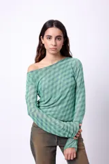 Top de microtul estampado con diseño a cuadros en tonos verde y azul, con escote asimétrico y mangas largas.