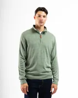 Sweater verde de punto con cuello alto y cierre medio con cremallera.