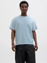 Camiseta celeste de manga corta y cuello redondo, con calce holgado y estampado pequeño en el pecho.