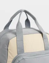 Mochila negra de tela deportiva con doble bolsillo frontal con cierre, correas regulables, cierre superior y tag de goma.