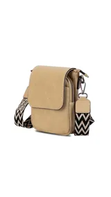 Bandolera pequeña color beige, con solapa y cierre de cremallera. Incluye correa de galón ajustable y desmontable.