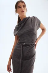 Vestido midi gris oscuro con finas rayas verticales blancas, escote drapeado tipo barco y mangas cortas caídas. Se ajusta a la cintura con un cinturón fino del mismo tejido y hebilla cuadrada.