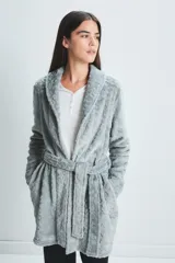 Bata gris con estampado de flores y animales, con cuello esmoquin, lazo para ajustar en la cintura y bolsillos laterales.
