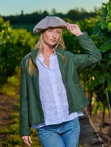 Campera corta de paño verde oscuro con cierre frontal, cuello alto y corte ligeramente acampanado.