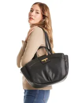 Cartera negra de cuero sintético con textura granulada, asas superiores y solapa frontal con broche metálico dorado en forma de "T".