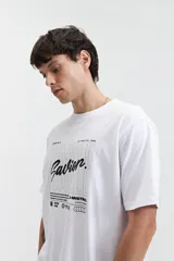 Remera blanca de algodón con estampado de letras en el frente.