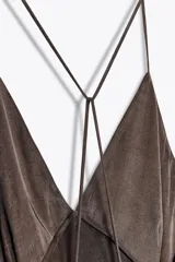 Vestido largo marrón de Zara Woman Collection confeccionado en viscosa y lyocell, con escote pico y tirantes finos cruzados en la espalda.